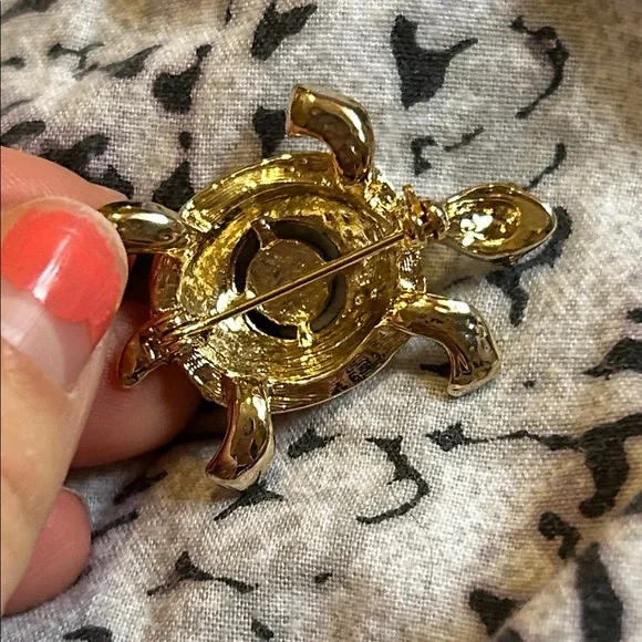 90’s Vintage Gold and Black Turtle Brooch with Crystal Glass jadeite Green Gem - Picture 4 of 6